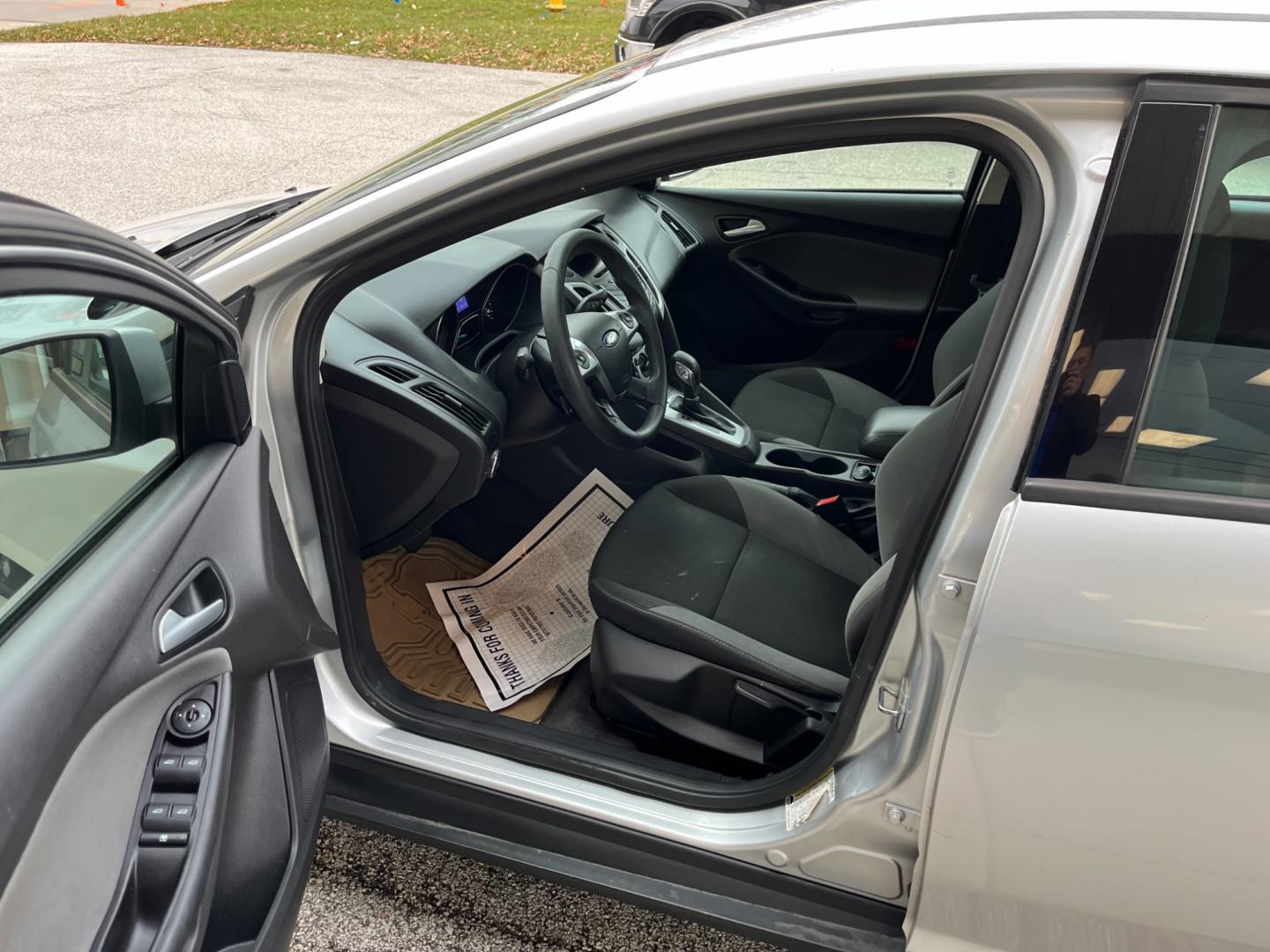 2013 Ingot Silver Metalli Ford Focus SE Sedan (1FADP3F28DL) with an 2.0L L4 DOHC 16V engine, located at 1633 W Kimberly, Davenport, IA, 52806, (563) 323-5341, 41.559456, -90.598732 - Photo#5